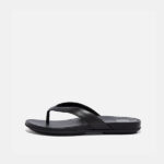 black-fitflop-toe-post-sandals-microwobbleboard-model-2