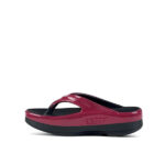 اسلیپر لاانگشتی زنانه اوفوس OOFOS Women’s OOlala Luxe Sandal – Black & Rosewood - Image 3