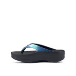 اسلیپرلاانگشتی زنانه اوفوس OOFOS OOriginal Sport Thong Recovery Sandal – Iridescent Blue - Image 4