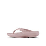 اسلیپر زنانه اوفوس OOFOS OOriginal Thong Recovery Sandal – Powder Pink - Image 3